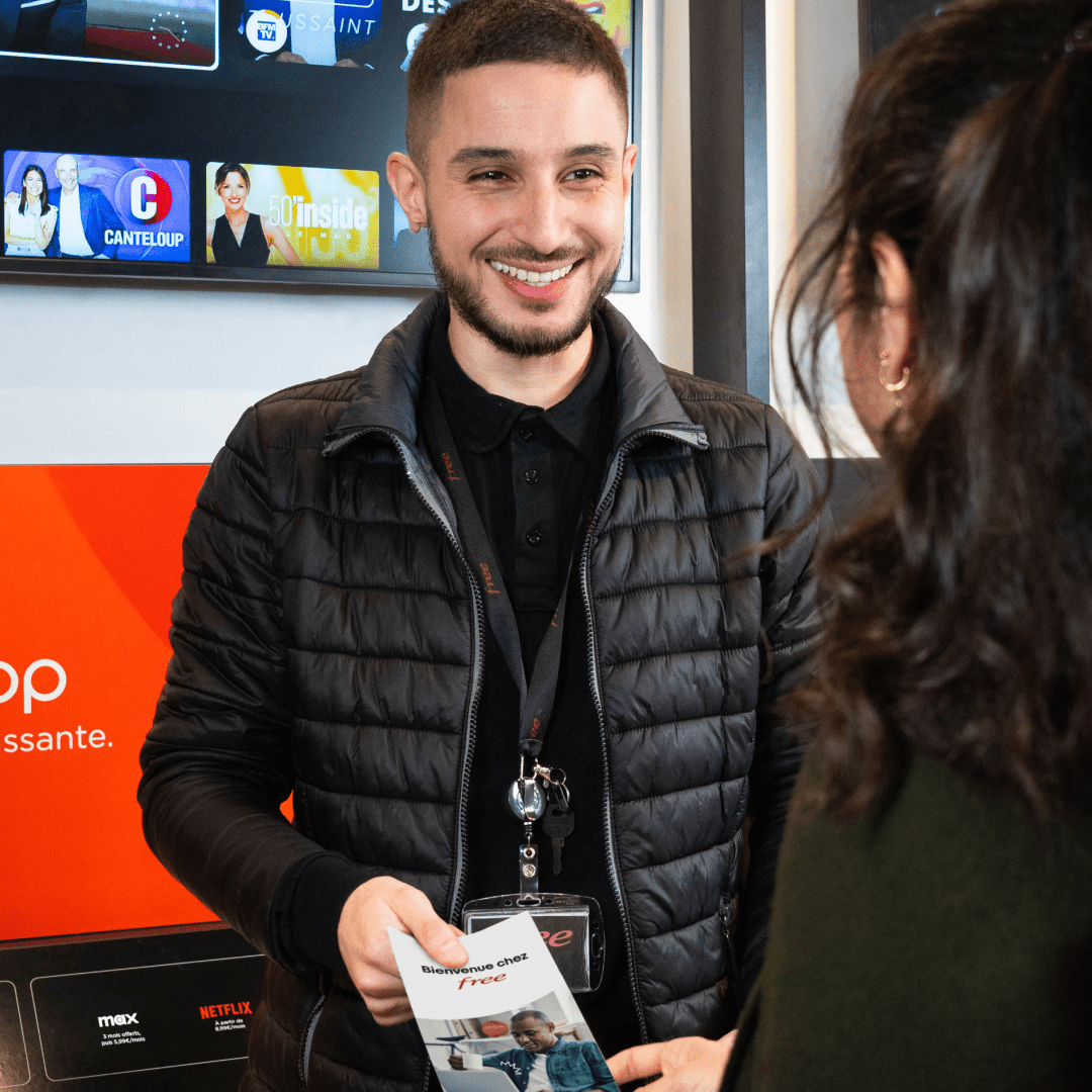 Un conseiller en boutique souris à une cliente